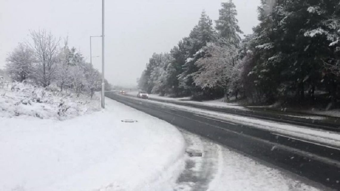 Zima zaskoczyła drogowców na... Wyspach. Obfite opady śniegu w Anglii