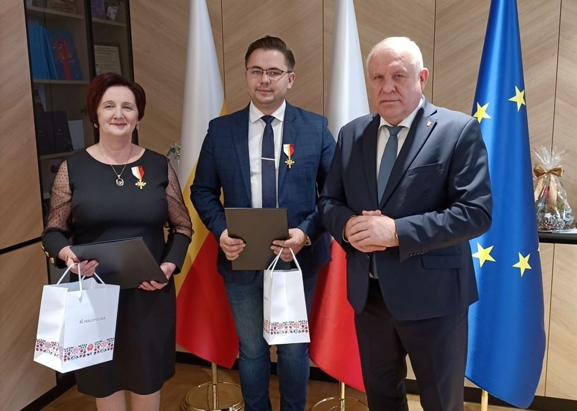 Złote Krzyże Małopolski dla Grażyny Głód i Pawła Łabuza Złote Krzyże Małopolski dla Grażyny Głód i Pawła Łabuza