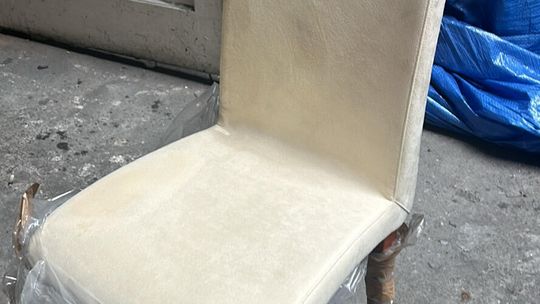 15 piękny krzeseł z zamszu i dwa stoły