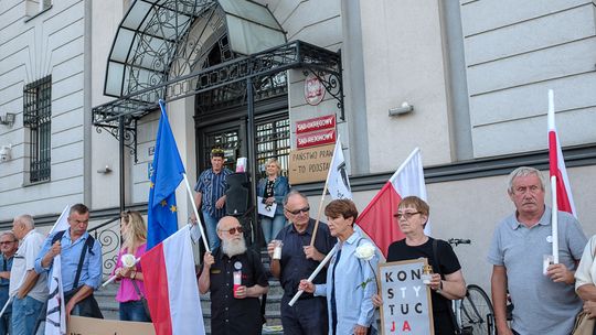 Spór o sąd najwyższy! Wieczorny protest w Tarnowie przeciwko reformie PiS