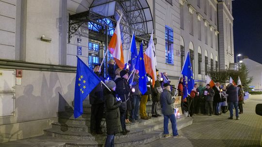 Manifestacja "Europo nie odpuszczaj KRS"[ZDJĘCIA]