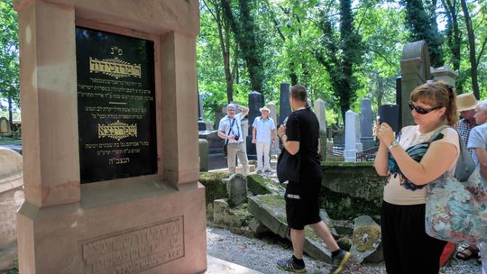 Otwarta Brama Cmentarza Żydowskiego– oprowadzanie z Adamem Bartoszem[ZDJĘCIA]