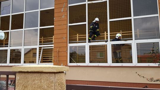 Trąba powietrzna nad Jodłówką-Wałkami. Strażacy pomagają zabezpieczyć uszkodzone budynki [ZDJĘCIA]