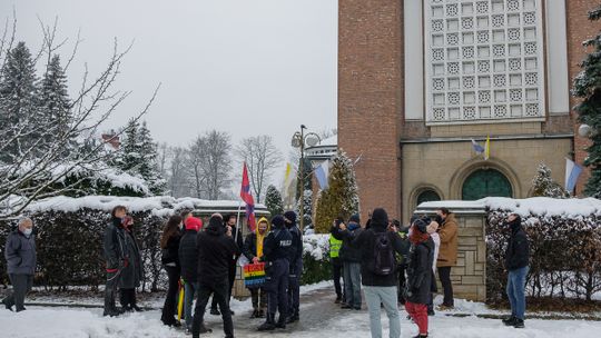 Protest Młodej Lewicy podczas święceń biskupa ks. Artura Ważnego w Tarnowie-Mościcach [ZDJĘCIA]