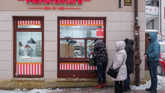 Tłusty czwartek. Tarnowianie od rana rozkoszują się pączkami [ZDJECIA]