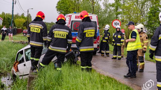 Pojazd w rowie, Podlesie Dębowe, 16.05.2021 r., ok. 14.00[ZDJĘCIA]