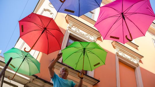 Parasolki wróciły na ul. Piekarską [ZDJĘCIA]