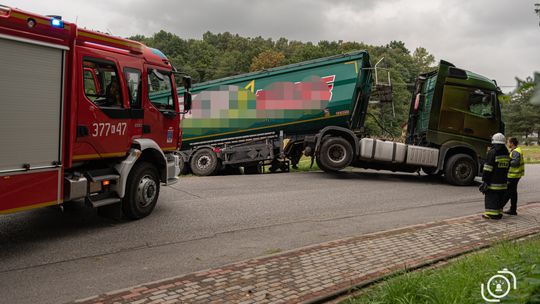 Ciągnik siodłowy z naczępą zablokował droge w Łekawicy, 20.09.2021, ok. 16.00[ZDJĘCIA]