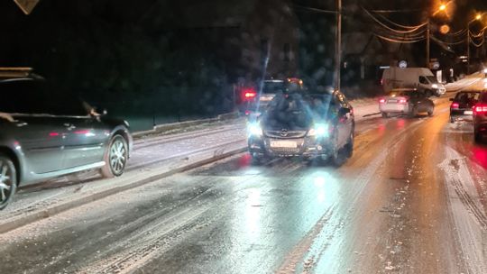 Tarnów-Krzyż droga na Pawęzów była jednym lodowiskiem [ZDJĘCIA]