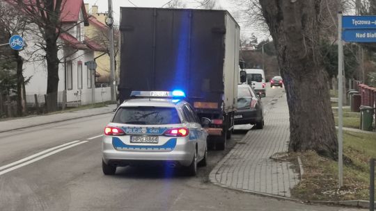 Zderzenie samochodu osobowego z ciężarowym przy ulicy Czerwonej w Tarnowie (ZDJĘCIA)