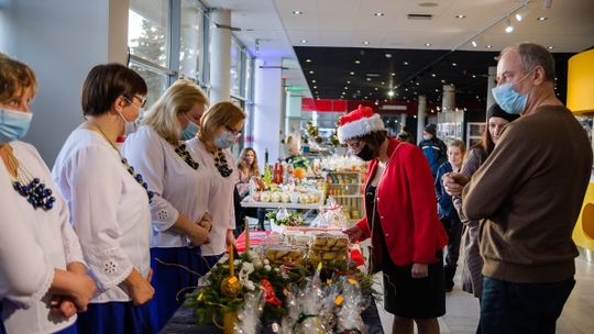 Jarmark Bożonarodzeniowy i kolędowanie z Chórem SolSkim [ZDJĘCIA]