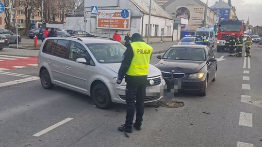 Tarnów. Zderzenie samochodów na skrzyżowaniu ul. Krakowskiej z ul. Kochanowskiego [ZDJĘCIA]