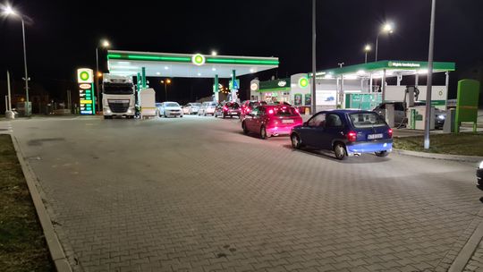 Gigantyczne kolejki na stacjach paliw w Tarnowie [ZDJĘCIA]