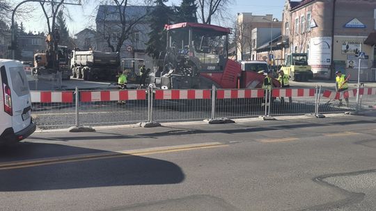 Tarnów. To skrzyżowanie teraz lepiej omijać. Remont idzie pełną parą, ale utrudnienia są [ZDJĘCIA]