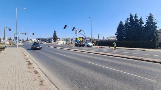 Tarnów. Drogowcy montują sygnalizację przy skrzyżowaniu Krakowskiej z Warsztatową [ZDJĘCIA]