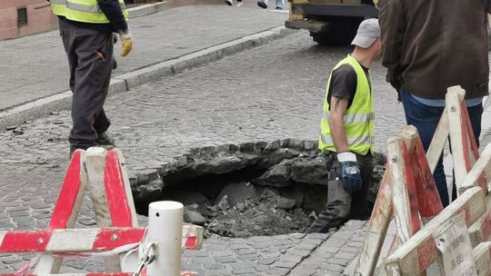 Zapadła się jezdnia w centrum Tarnowa [ZDJĘCIA]