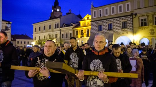 Droga krzyżowa ulicami Tarnowa [ZDJĘCIA]