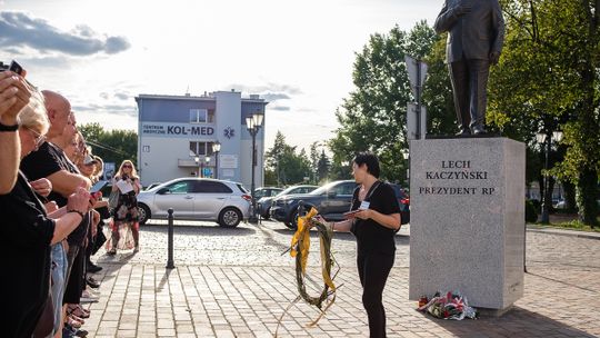 "Pan tu nie stał", czyli miesięcznica odsłonięcia pomnika Lecha Kaczyńskiego [ZDJĘCIA]