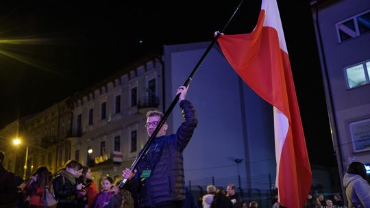 Tarnów. Patriotyczne śpiewanie przed Teatrem Solskiego [ZDJĘCIA]