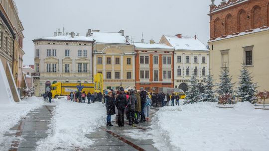 RMF FM rozdawał choinki na tarnowskim Rynku [ZDJĘCIA]