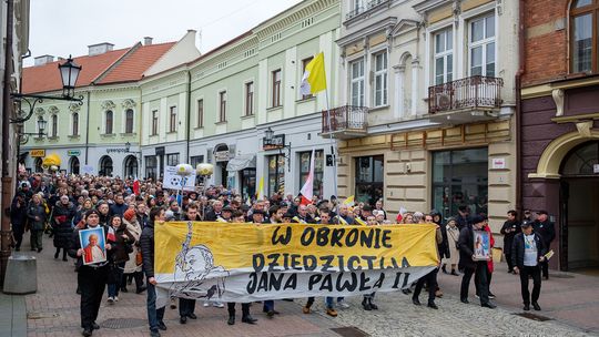 Marsz w obronie Świętego Jana Pawła II [zdjęcia]