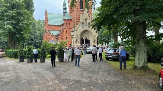 Tłumy wiernych żegnały śp. ks. Kazimierza Dudka, proboszcza w Porębie Radlnej [ZDJĘCIA]