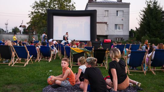 Kino plenerowe na ul. Krakowskiej w Tarnowie [zdjęcia]