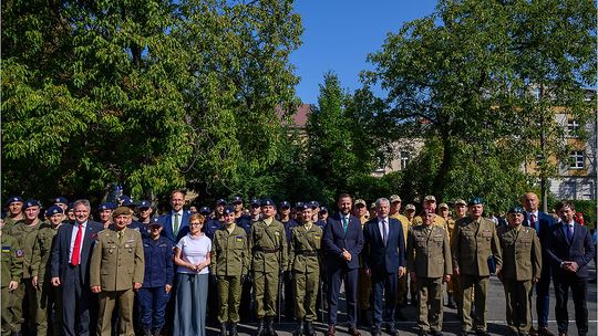 Minister Obrony Narodowej na inauguracji roku szkolnego w XVI LO w Tarnowie [ZDJĘCIA]