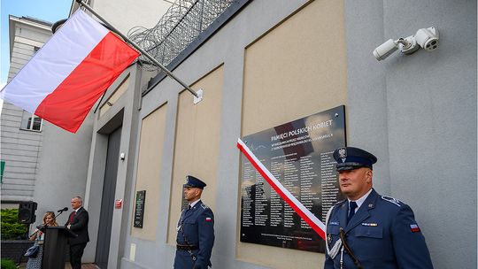 Odsłonięcie tablicy upamiętniającej tarnowskie transporty Polek do KL Ravensbrück [ZDJĘCIA]