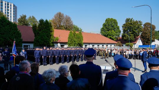 Ślubowanie nowo przyjętych funkcjonariuszy policji w Krakowie. 12 z nich będzie służyć w Tarnowie [ZDJĘCIA]