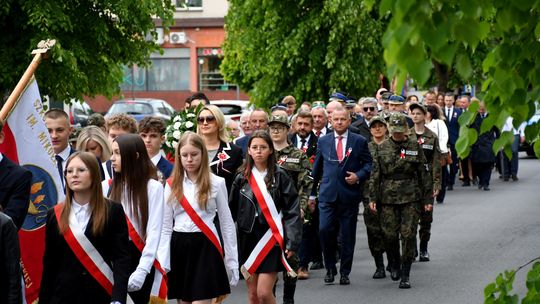 Powiatowe obchody 234. rocznicy uchwalenia Konsytuacji 3 Maja w Dąbrowie Tarnowskiej [zdjęcia]