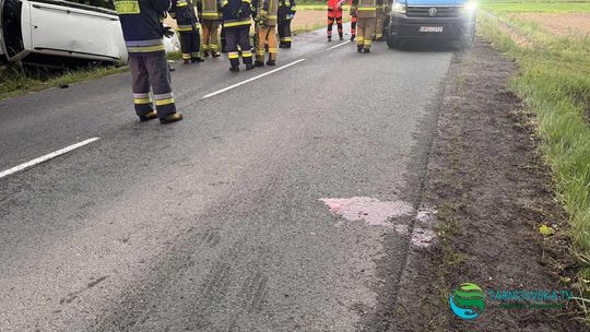 Dachowanie volkswagena w Woli Rzędzińskiej. Pięć osób w szpitalu [zdjęcia]