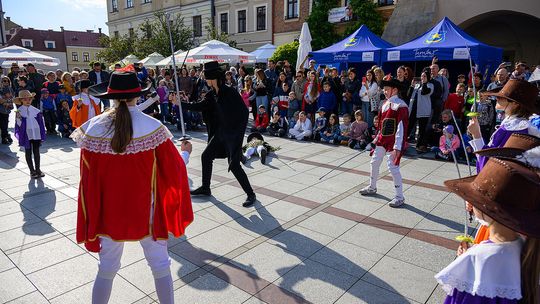 Piknik rodzinny na tarnowskim rynku odwiedził Zorro [zdjęcia]