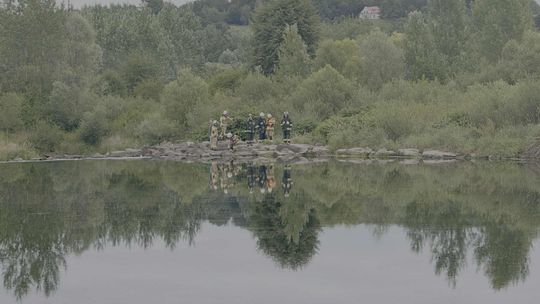 Poszukiwania operatora ciągnika rolniczego na Dunajcu w Łukanowicach. Ciągnik z maszyną wpadł do rzeki [zdjęcia]