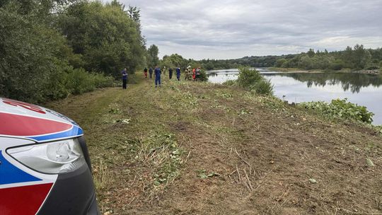 Poszukiwania operatora ciągnika rolniczego na Dunajcu w Łukanowicach. Ciągnik z maszyną wpadł do rzeki [zdjęcia]