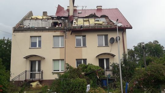 Zerwany dach na budynku wielorodzinnym w Niedomicach [zdjęcia}