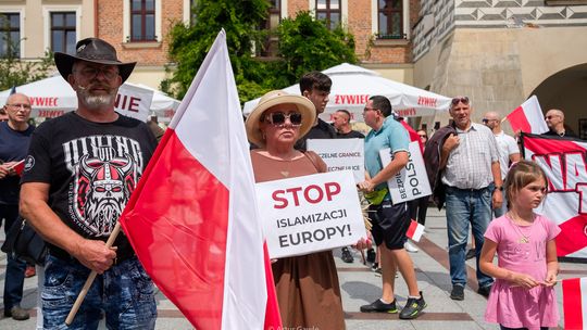 Protest "Stop Imigracji" pod tarnowskim Ratuszem [zdjęcia]