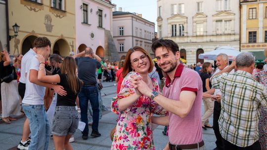 Letni taneczny wieczór na Rynku w Tarnowie [zdjęcia]