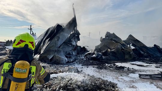 Akcja gaśnicza w Tarnowie. Pożarem objęta była hala hurtowni zniczy [zdjęcia]