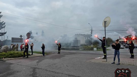 Święto w OSP Wielka Wieś. Strażacy powitali nowy samochód rozpoznawczo-ratowniczy [zdjęcia]