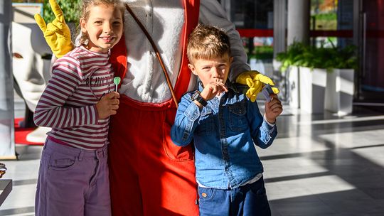 Fotorelacja ze spektaklu teatralnego "Koziołek Matołek i jego przygody" grupy Prym-Art
