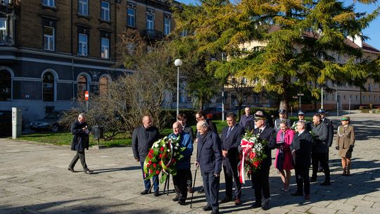 Tarnów: kwiaty pod pomnikiem Wincentego Witosa w 80. rocznicę jego śmierci [zdjęcia]