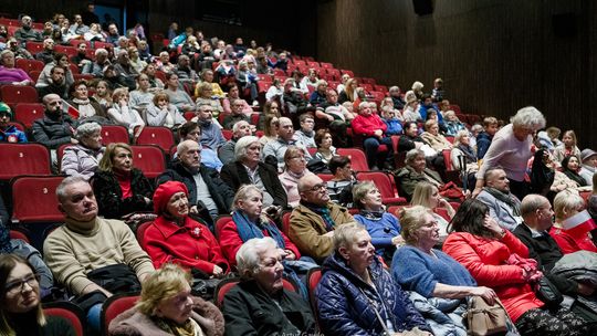 Wieczorne śpiewanie dla Niepodległej przed teatrem Solskiego [zdjęcia]
