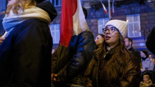 Wieczorne śpiewanie dla Niepodległej przed teatrem Solskiego [zdjęcia]