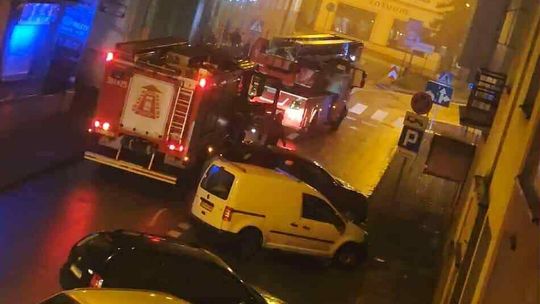 Pożar na dachu budynku usługowo-handlowego w centrum Tarnowa [zdjęcia]