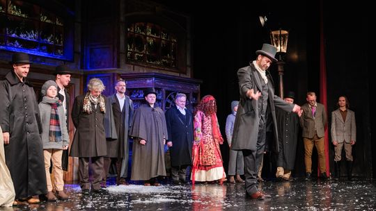 Tarnów z nową premierą – „Opowieść wigilijna” zachwyca pełną obsadą [zdjęcia]