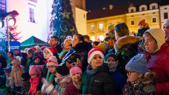 Święty Mikołaj gościł na Rynku w Tarnowie — świąteczna atmosfera przyciągnęła tłumy [zdjęcia]