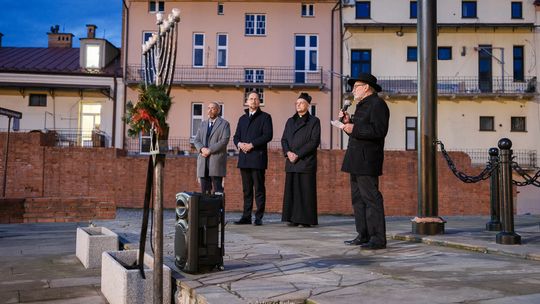 Tarnów obchodzi Chanukę. Świece zapłonęły pod Bimą [zdjęcia]