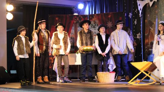 Jasełka w wykonaniu grupy kolędniczej Zespołu Szkolno-Przedszkolnego w Radwanie [zdjęcia]