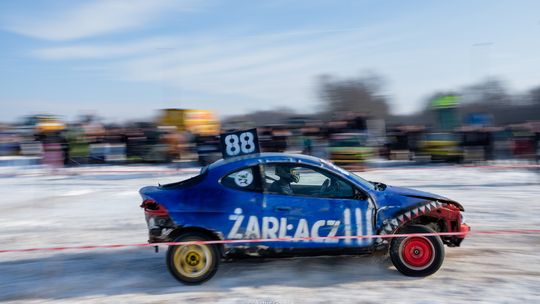 Adrenalina i pomaganie. Trwa Wrak Race podczas finału WOŚP w Tarnowie [zdjęcia]